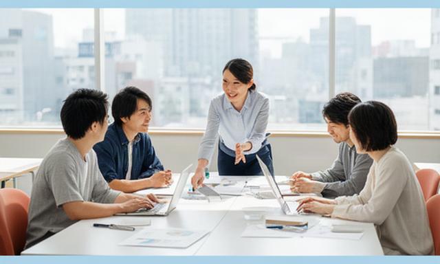 東京大田区の明るい教室で講師と受講生がマーケティング施策を確認する様子